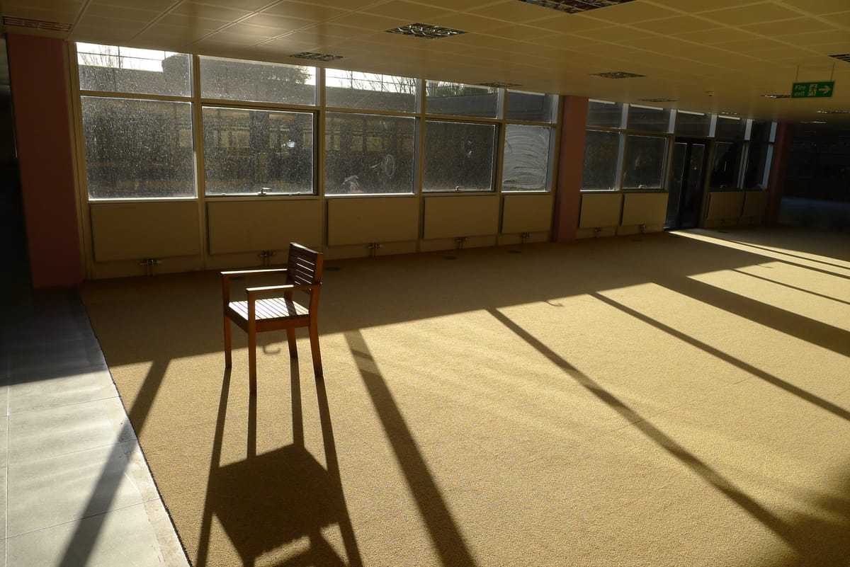 decay | repurpose - the emptying of office spaces (essay)